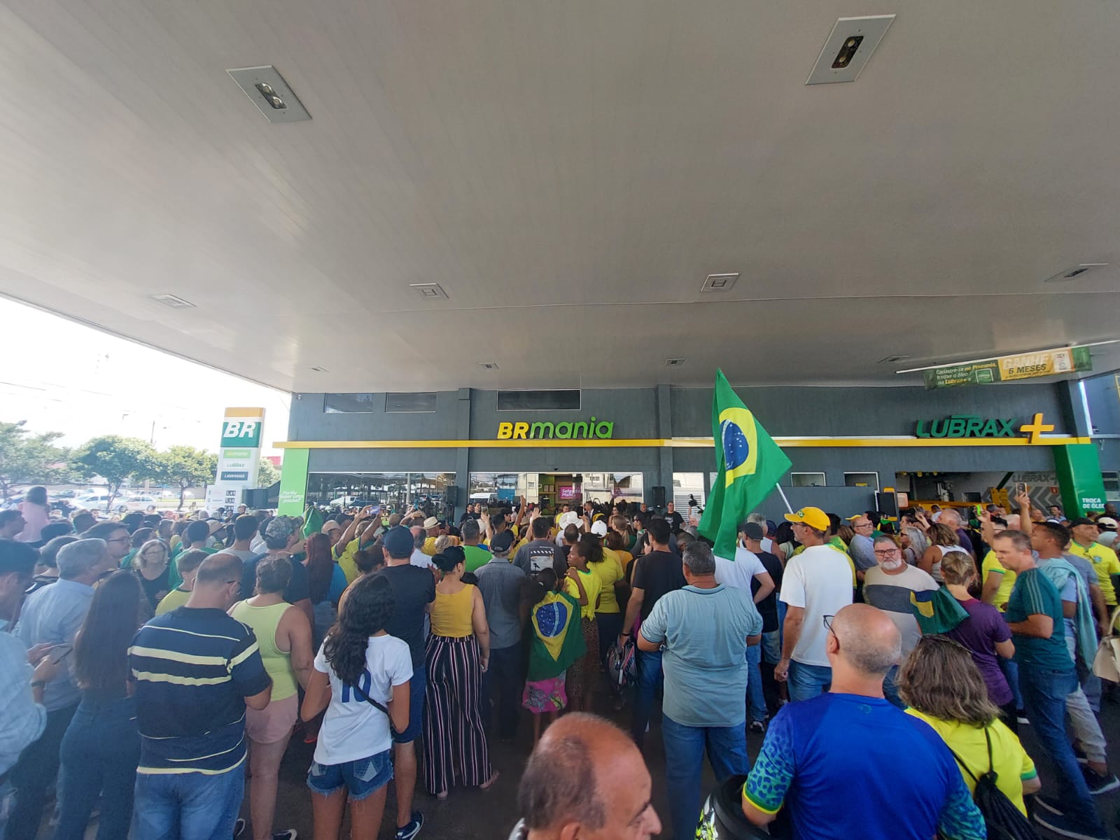 Bolsonaro reúne apoiadores durante agenda partidária na região