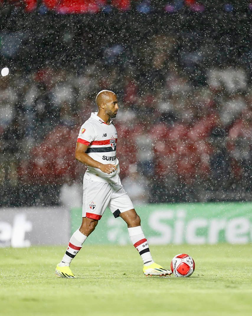 Destaque do São Paulo, Lucas defende técnico Thiago Carpini das críticas da torcida