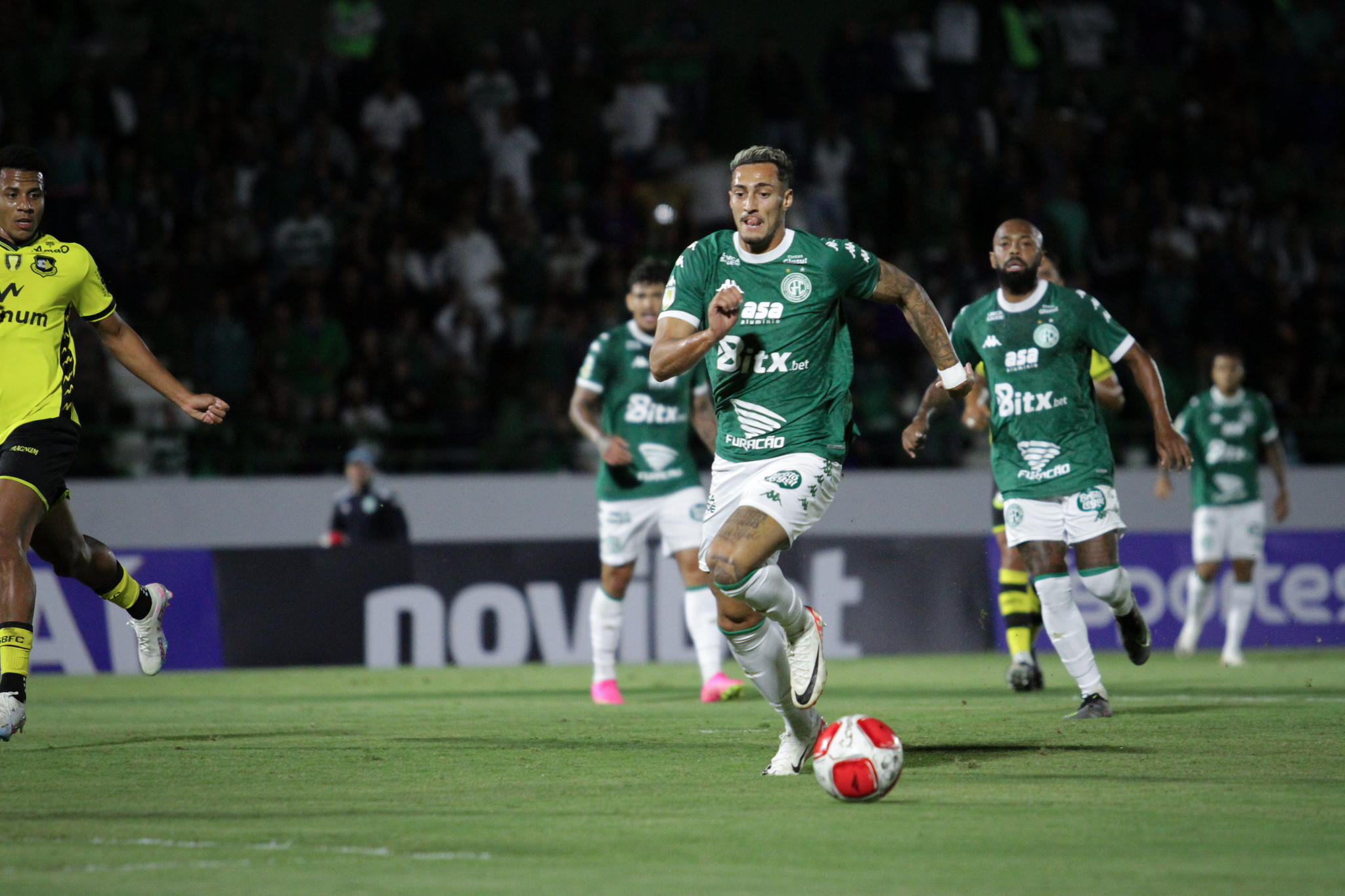 Guarani confirma saída de Derek para o Atlético-GO