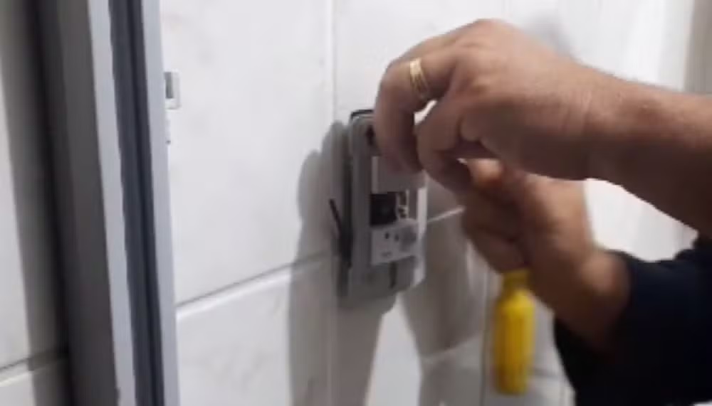Homem é detido por filmar criança de 12 anos no banho