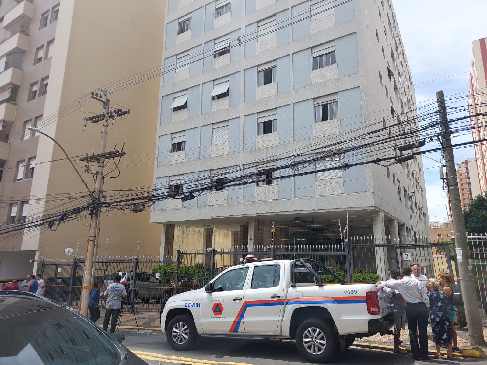 Moradores começam a voltar aos apartamentos de prédio após explosão