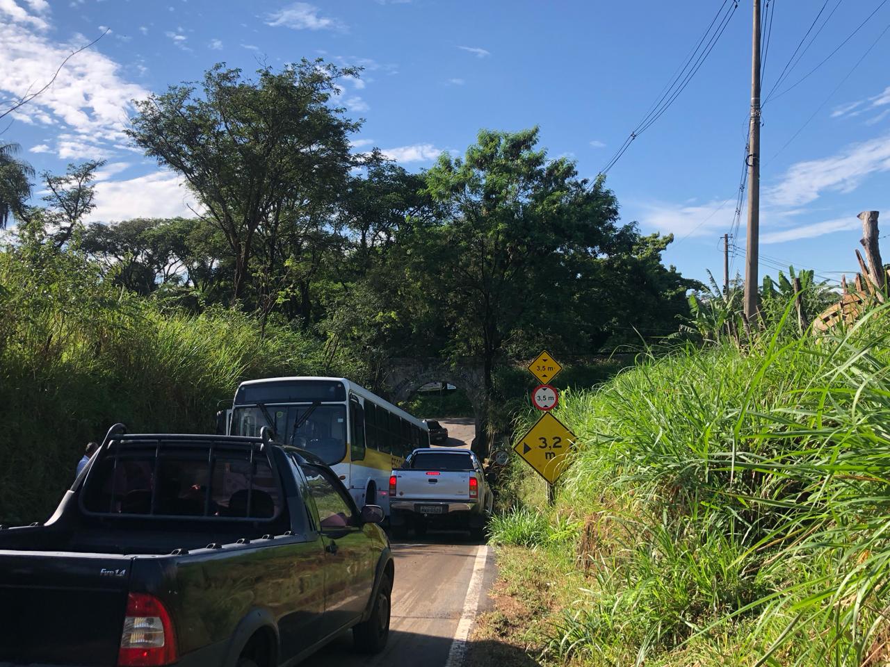 Ônibus quebrado no túnel de acesso ao Recanto dos Dourados provoca transtornos no trânsito