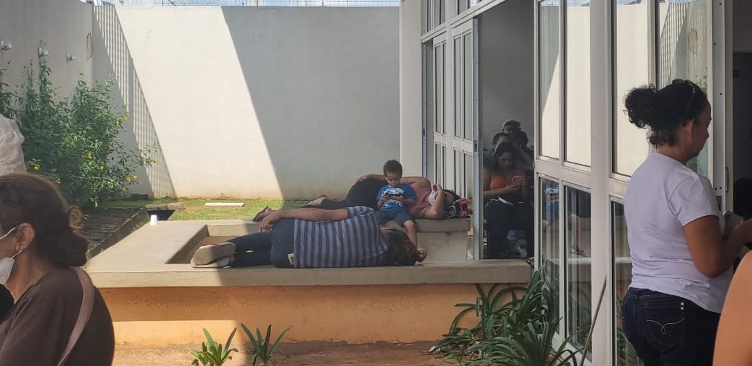 Pacientes relatam espera de até cinco horas na UPA Carlos Lourenço