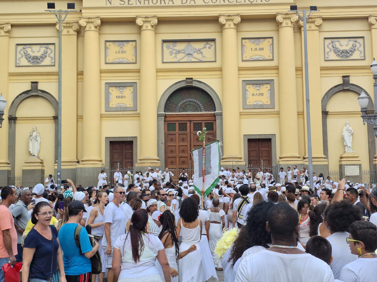 Sábado de aleluia é marcado pela lavagem da escadaria da Catedral em Campinas