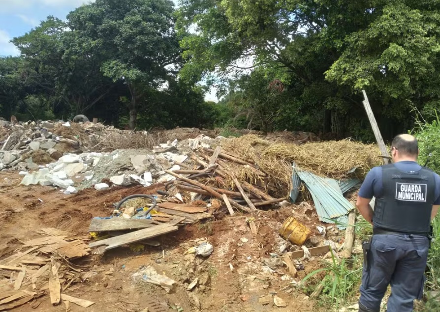 Homem cobrava R$ 100 para que entulho fosse despejado em APA