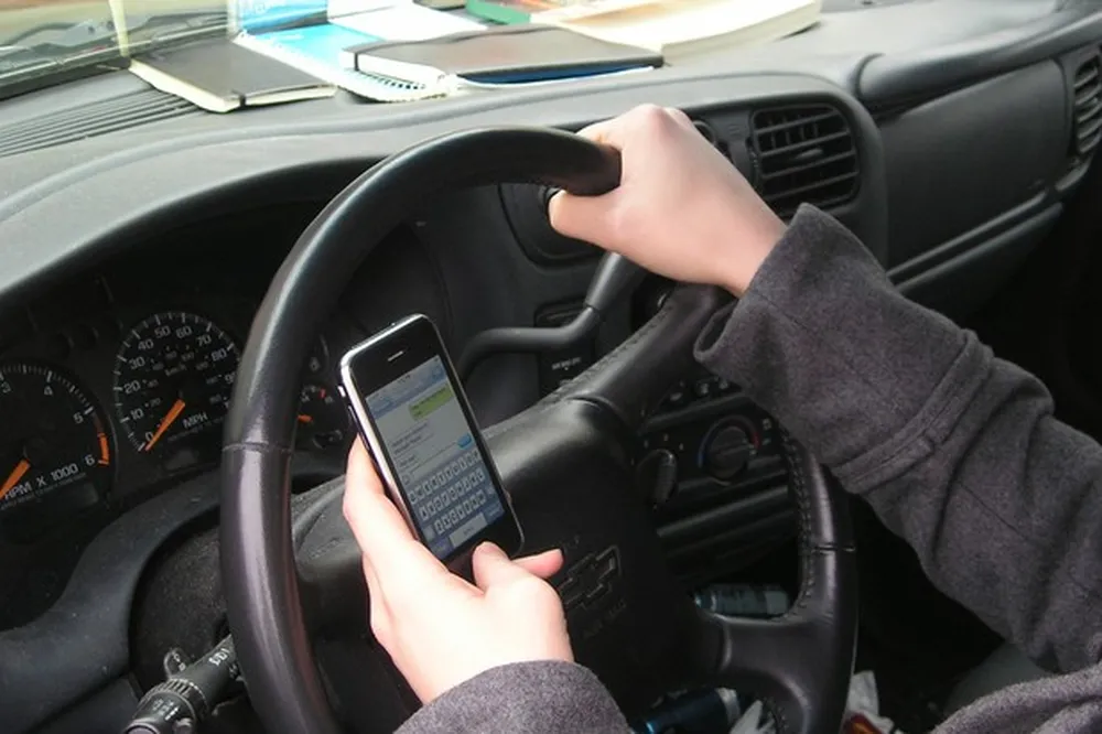 Uso de celular é o maior motivo de reclamação entre motoristas 