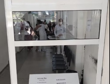 Jovem surta e quebra porta da UPA da Vila Cristina em Piracicaba
