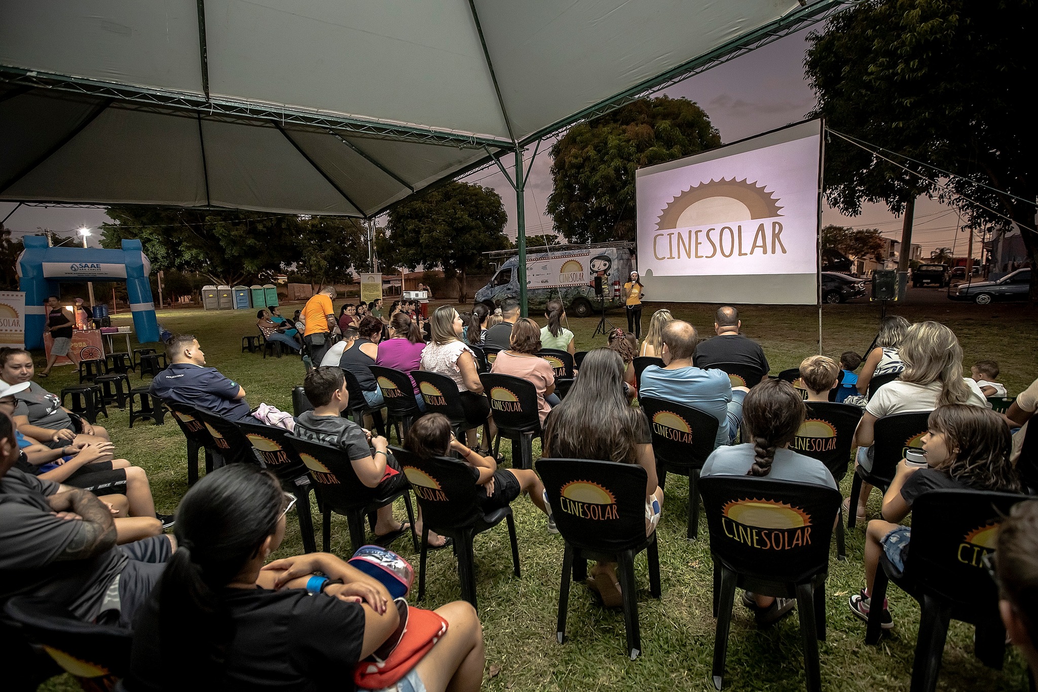 Furgão do CineSolar estaciona em Campinas com sessões de cinema movidas a energia solar