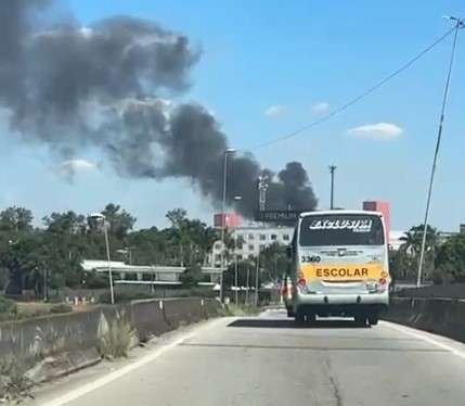 Área de mato e sucatas pegam fogo e chamam a atenção de motoristas; ninguém ficou ferido 