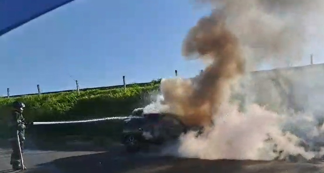 Carro fica totalmente destruído após incêndio no Pq. Via Norte, em Campinas  
