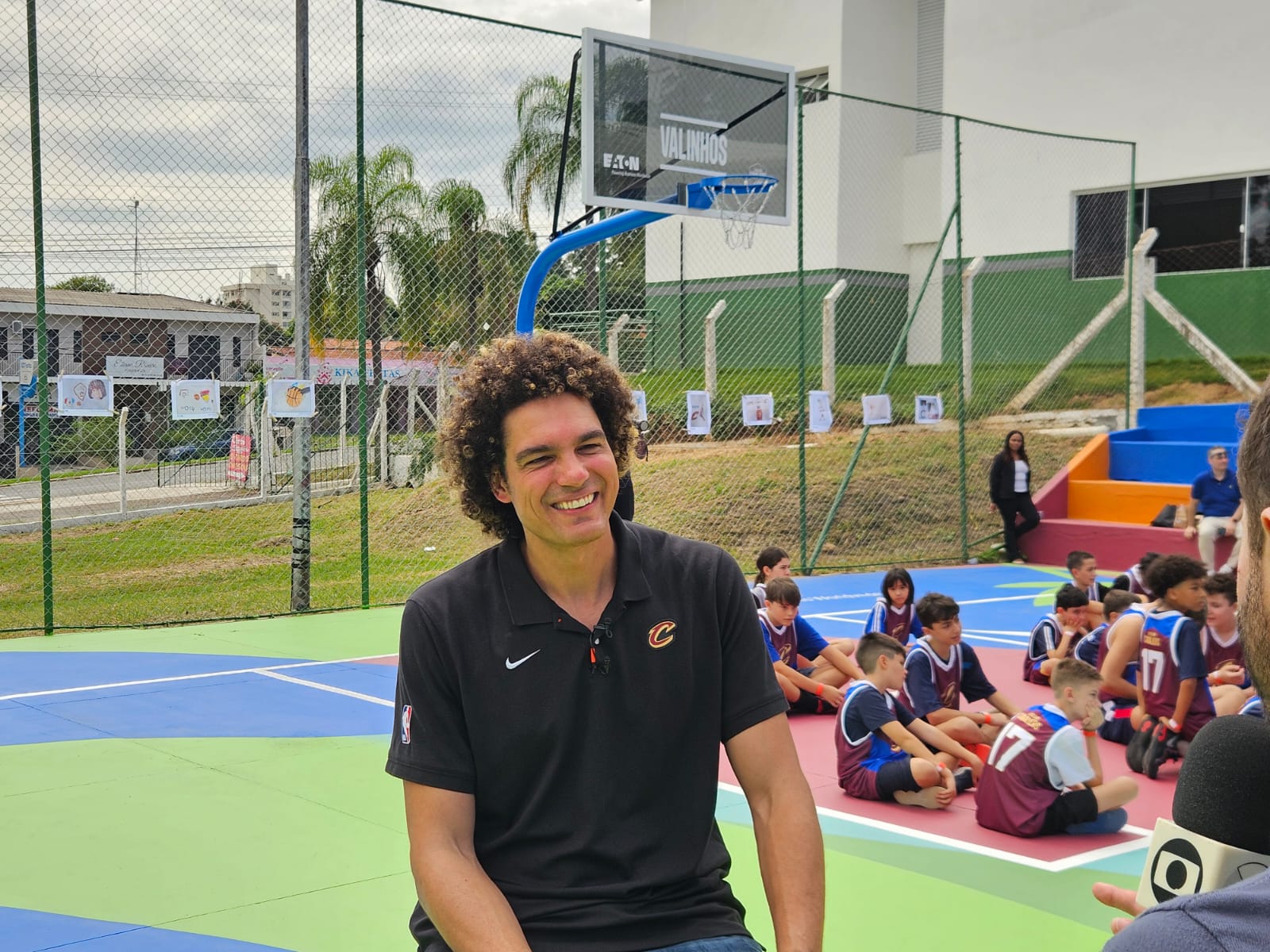 Com Anderson Varejão, Cleveland Cavaliers entrega quadra de basquete em Valinhos