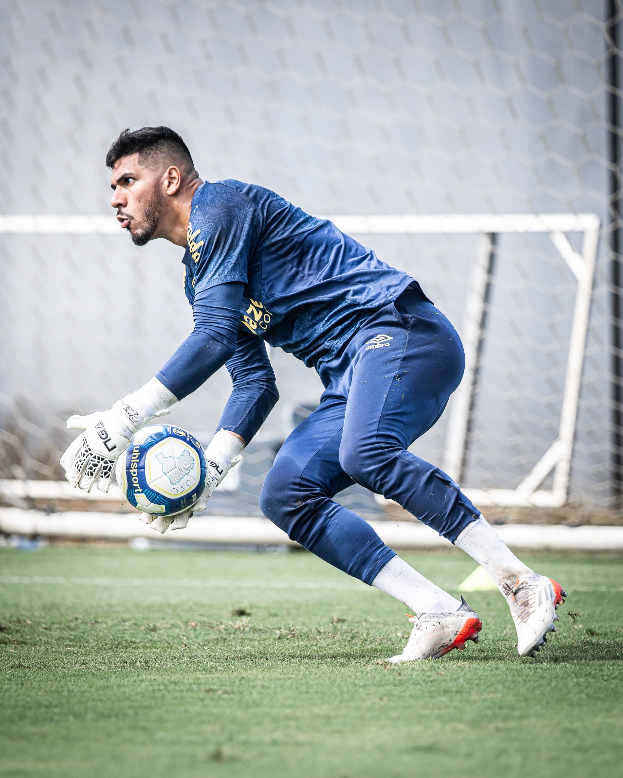 Goleiro João Paulo se recupera de lesão e vai defender o Santos nesta noite em Floripa