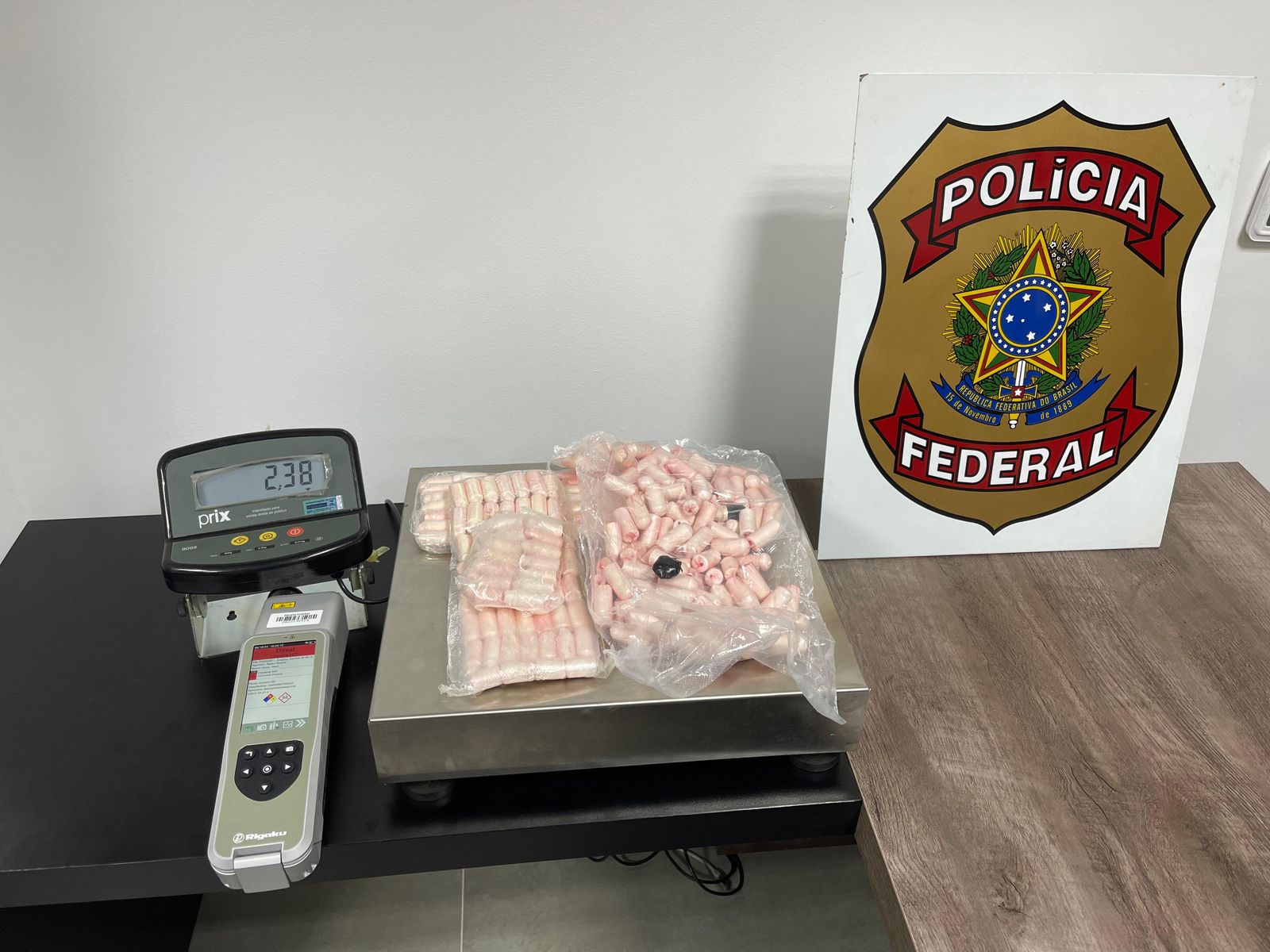 Homem é detido com 2,4kg cocaína presa no corpo em Viracopos