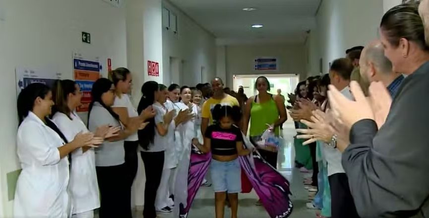 Menina que teve pescoço cortado por linha de cerol em Mogi Mirim tem alta