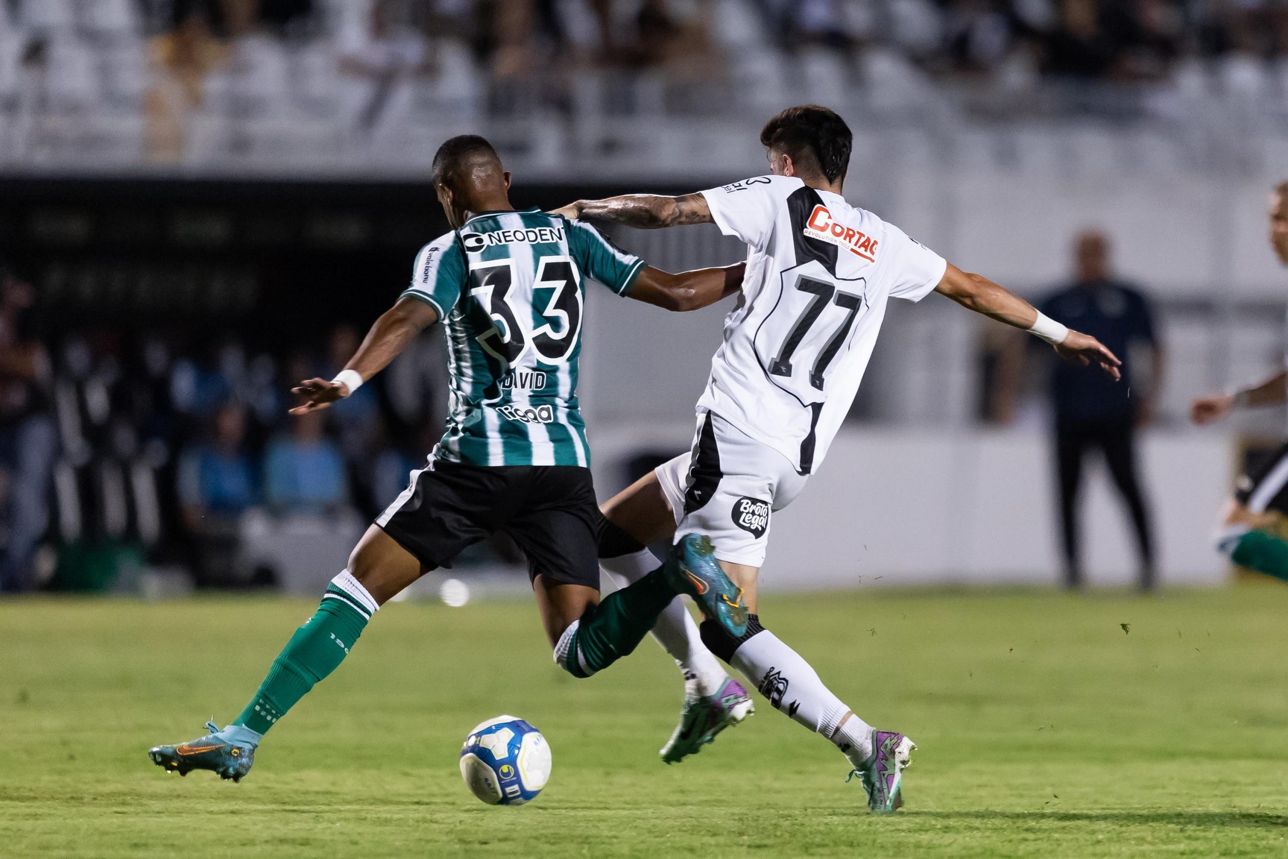 Ponte sai na frente do Coritiba mas cede o empate no segundo tempo