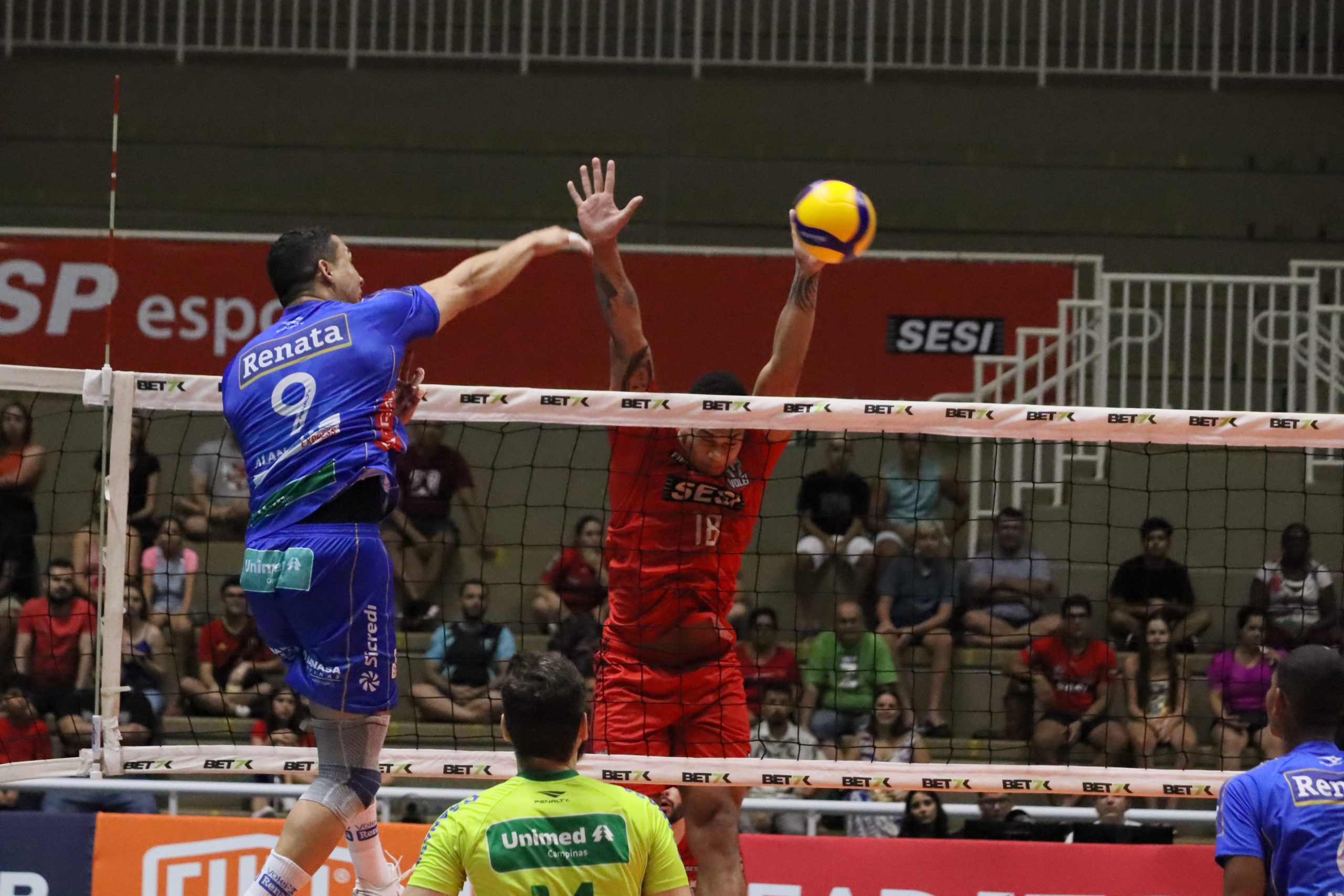 Sesi Bauru vence Joinville e enfrenta o Vôlei Renata na decisão da Superliga