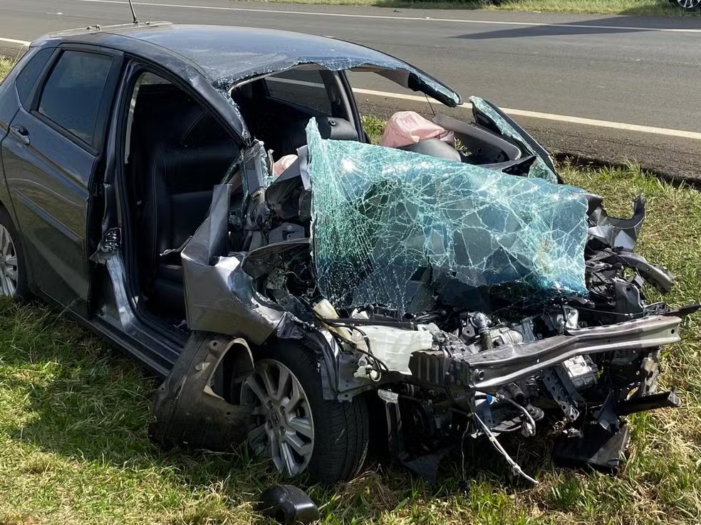 Mulher é socorrida pelos Bombeiros após bater em viatura que voltava de ocorrência 