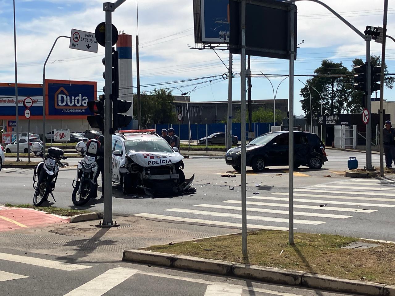 Viatura da PM atinge veículo com três crianças na JB Dunlop 
