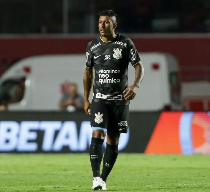 Após vitória na Copa Sul-americana, meio-campo Paulinho fala sobre renovação com o Corinthians