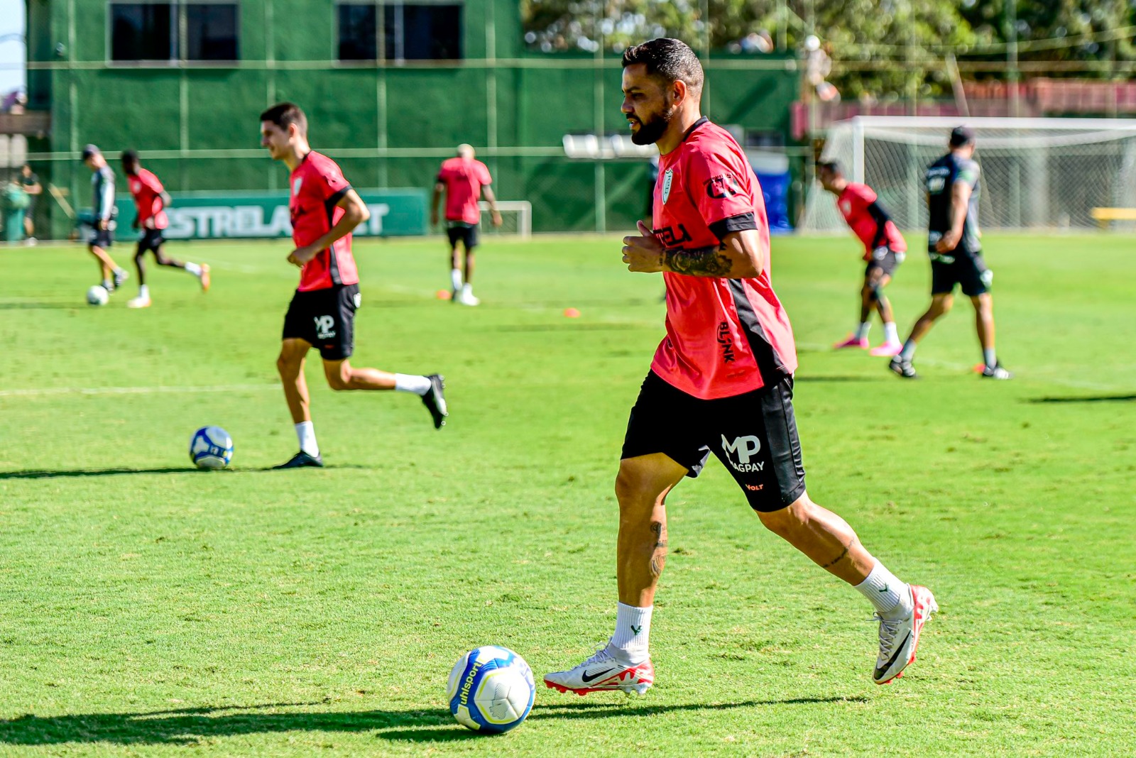 Atacante ex-Ponte, fala em melhorar finalização no América-MG para enfrentar o Guarani