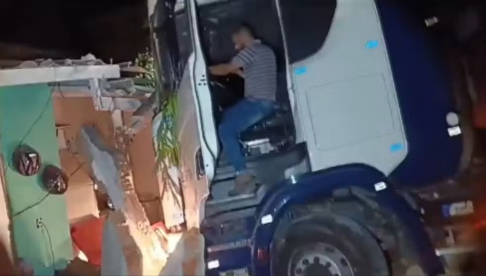 Caminhão atinge garagem causando danos em carros e na residência