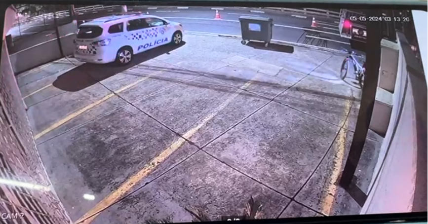 Carro atropela ciclistas e foge sem prestar socorro em Campinas