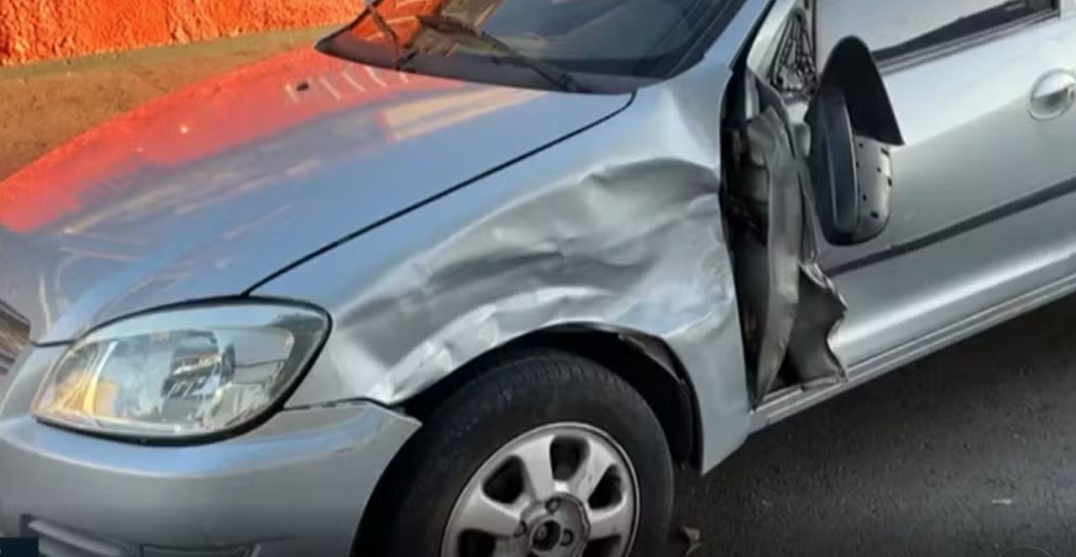Mulher colide carro contra estacionamento na Domício Pacheco e Silva