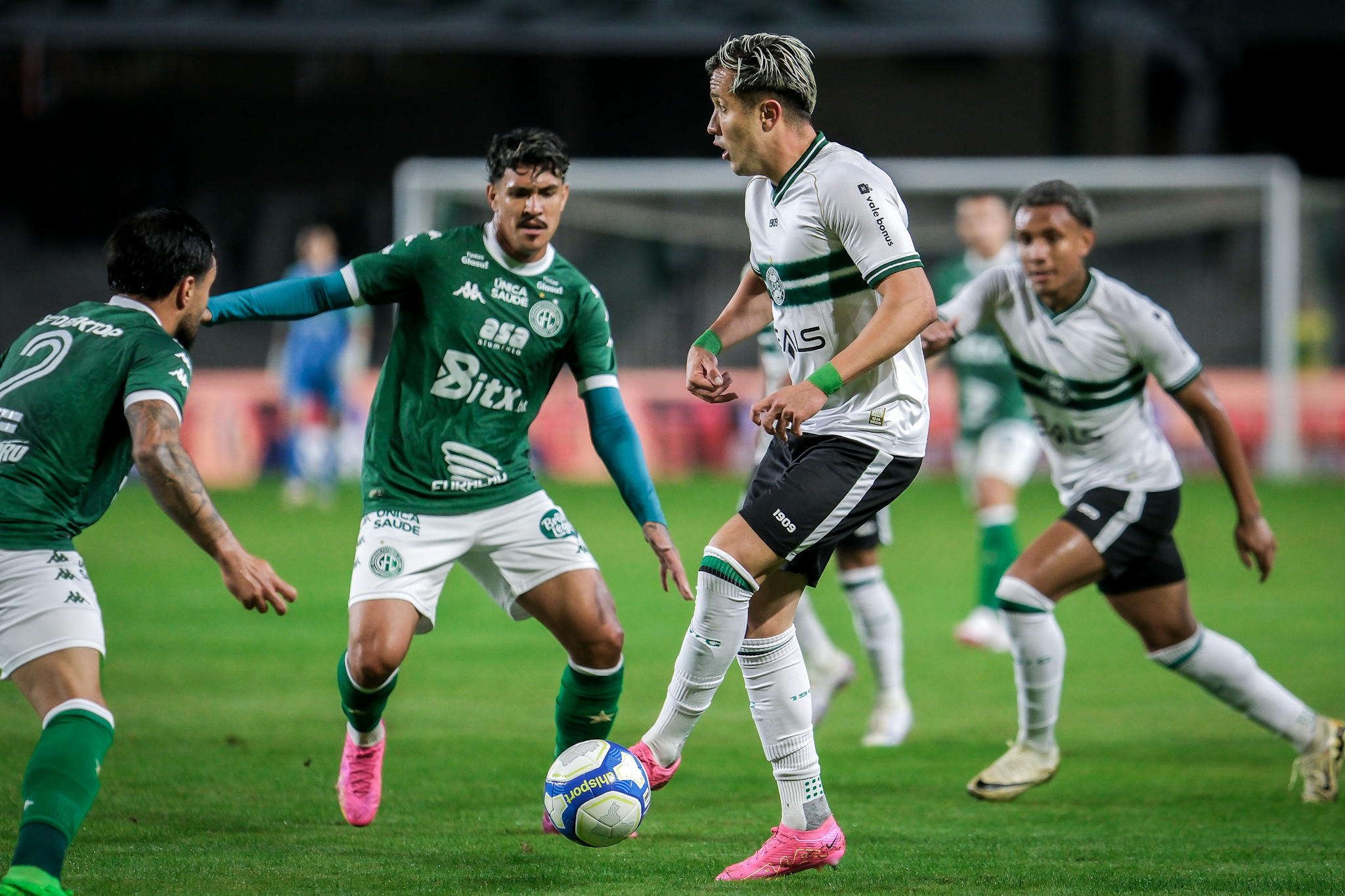 Guarani não resiste a pressão e perde para o Coritiba no Couto Pereira