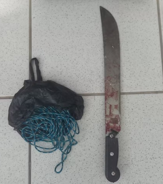 Homem em liberdade condicional invade casa e tenta matar moradores