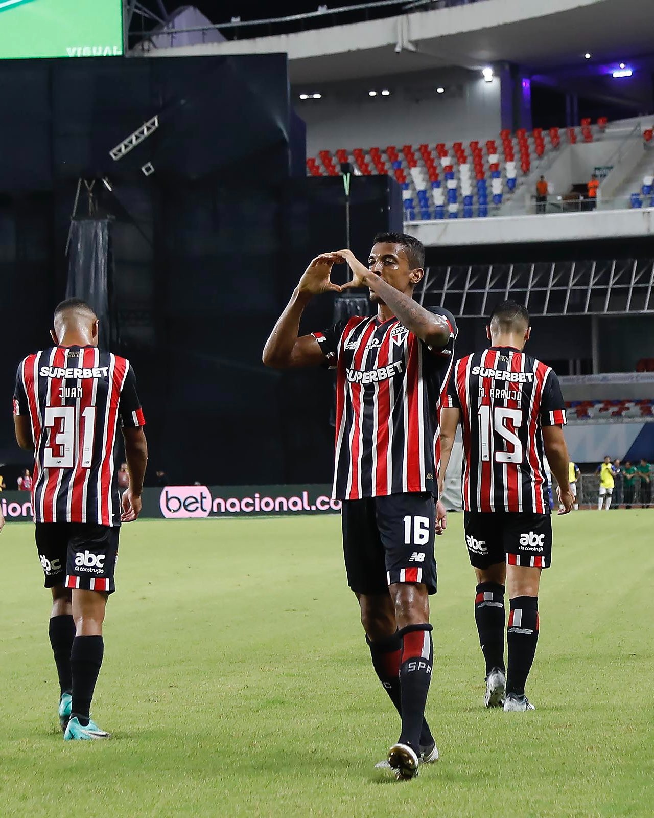 Luiz Gustavo é só gratidão após gol marcado em Belém pelo São Paulo  