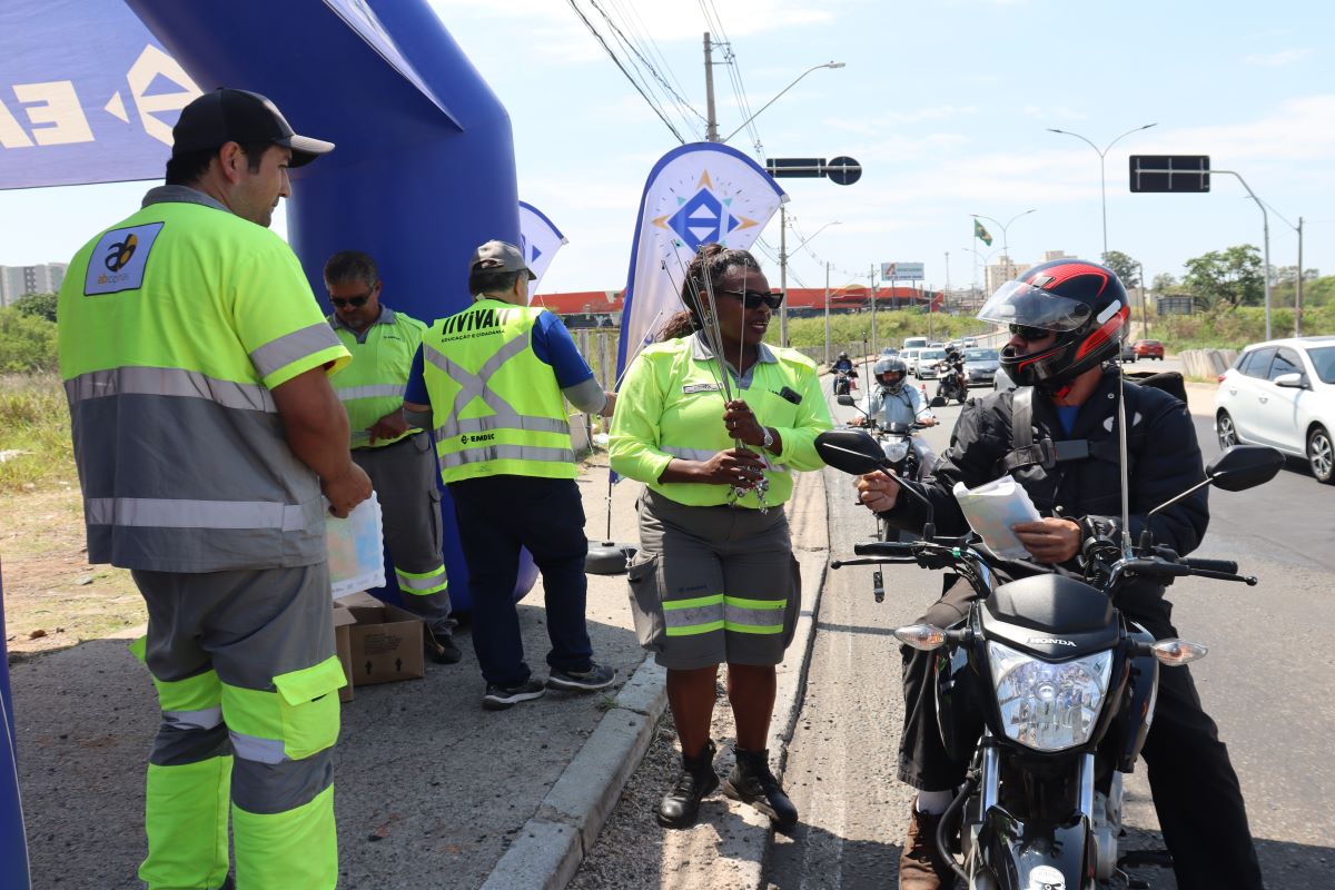 Blitz educativa entrega antenas corta-pipa na avenida Ruy Rodriguez nesta quarta