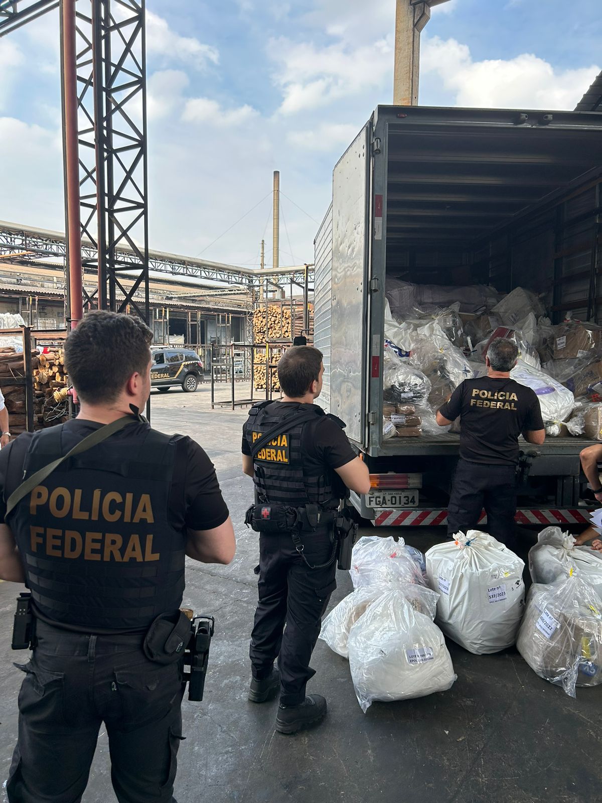 PF incinera 400kg de drogas após apreensões na região