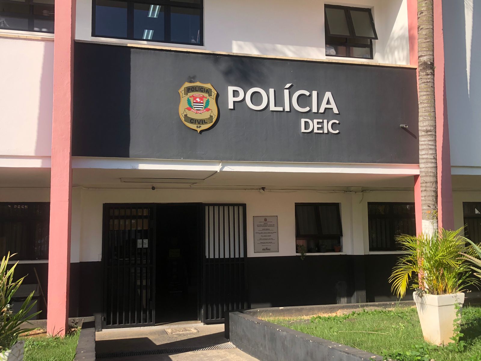 Polícia apreende adolescente com conteúdo pornográfico infantil e envolvimento em ataque de escola  