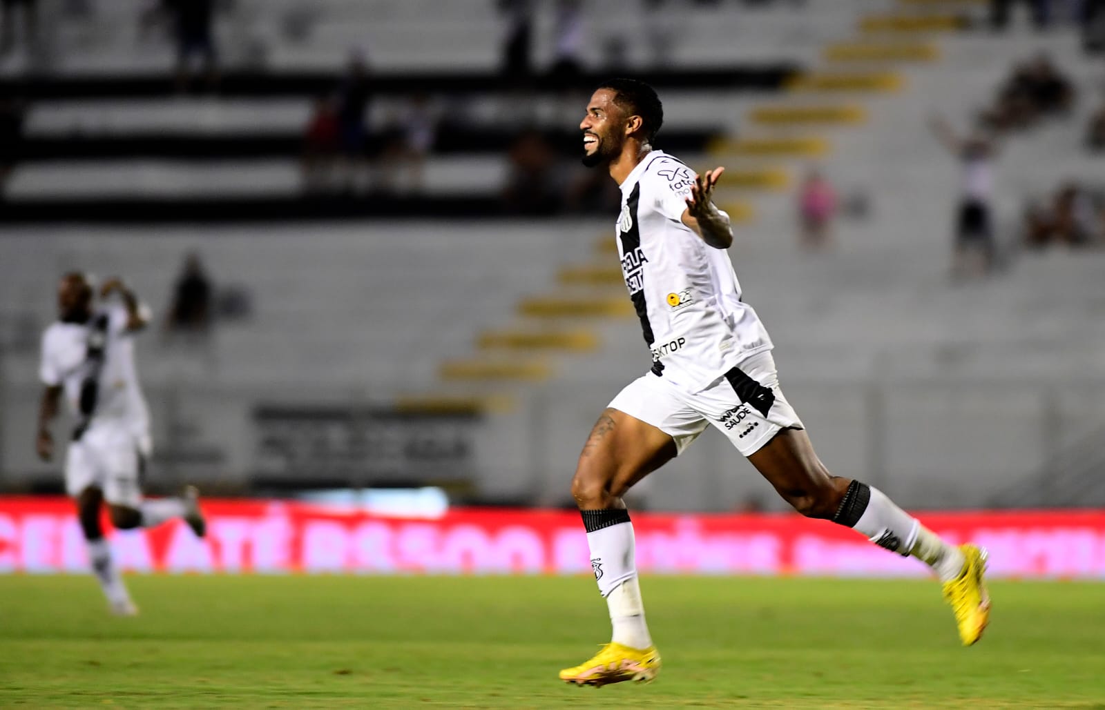 Ponte Preta dita o ritmo e vence o Amazonas com tranquilidade no Majestoso