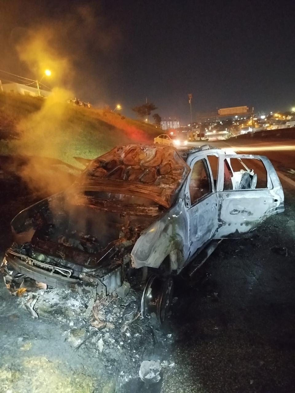 Procurado da Justiça rouba carro, foge da polícia, colide e diz que era a vítima