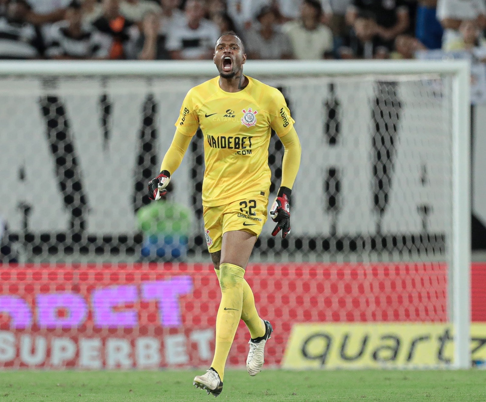 Titular e destaque da equipe, Carlos Miguel exalta ídolo Cássio após vitória em Natal