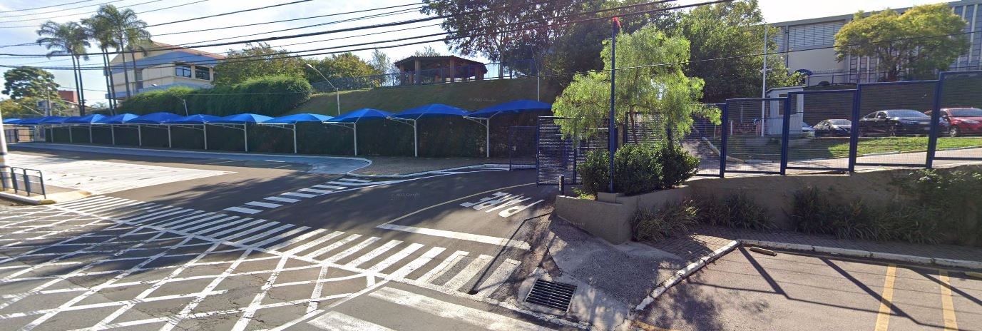 Trânsito próximo a escolas particulares em horário de pico atrapalha motoristas