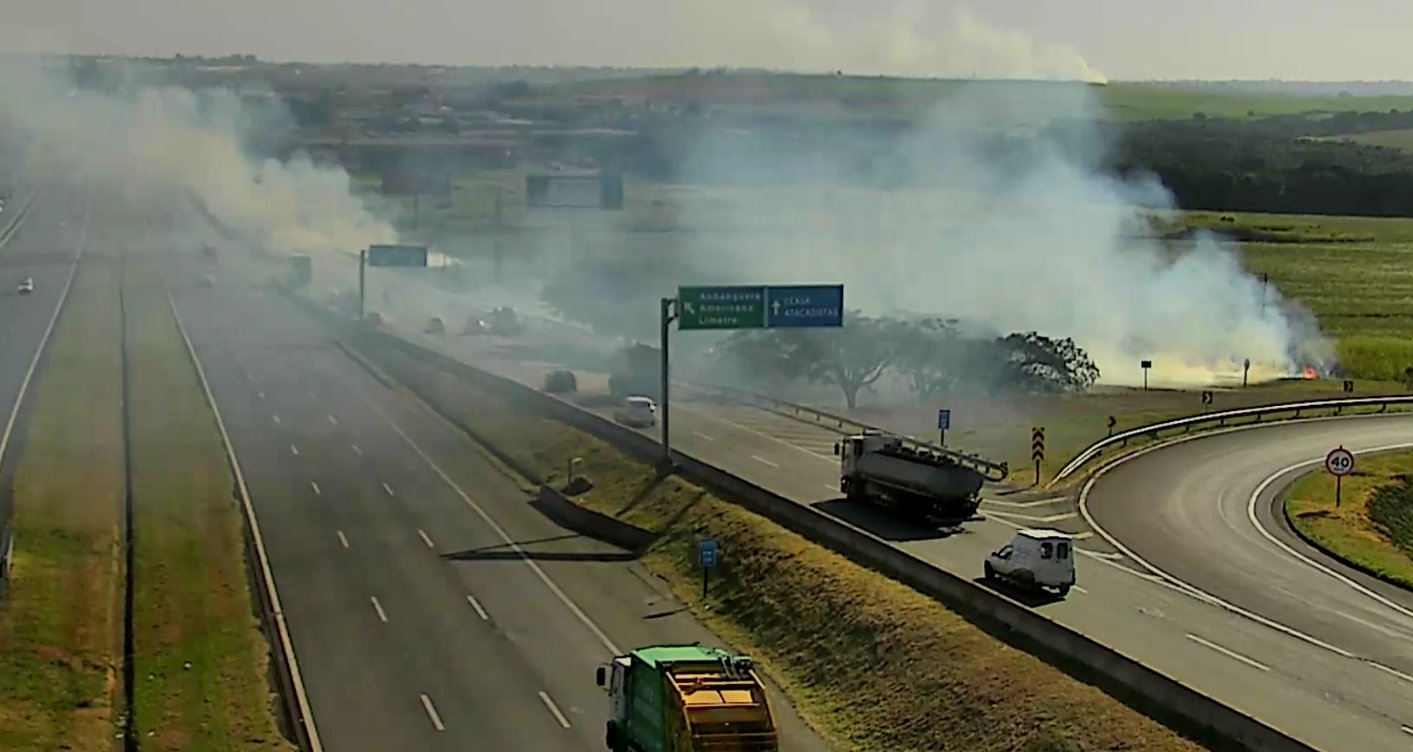 Fumaça provoca interdição de trevo em Barão Geraldo, em Campinas 