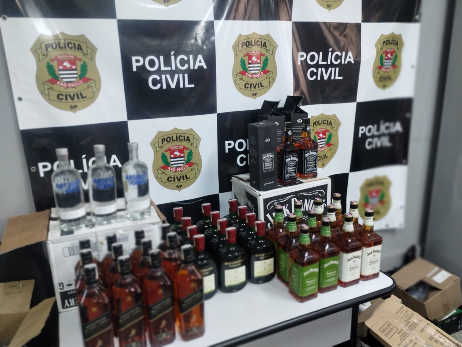 Homem é detido transportando garrafas de vodca e uísque falsificados em Campinas 