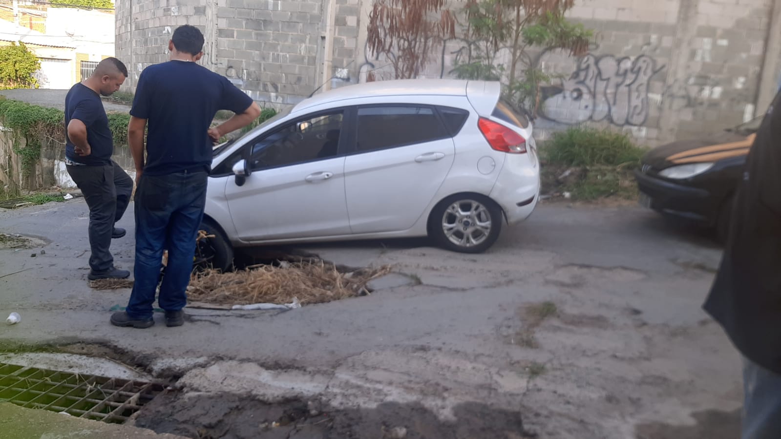 Carro cai em buraco no Jardim do Lago em Campinas