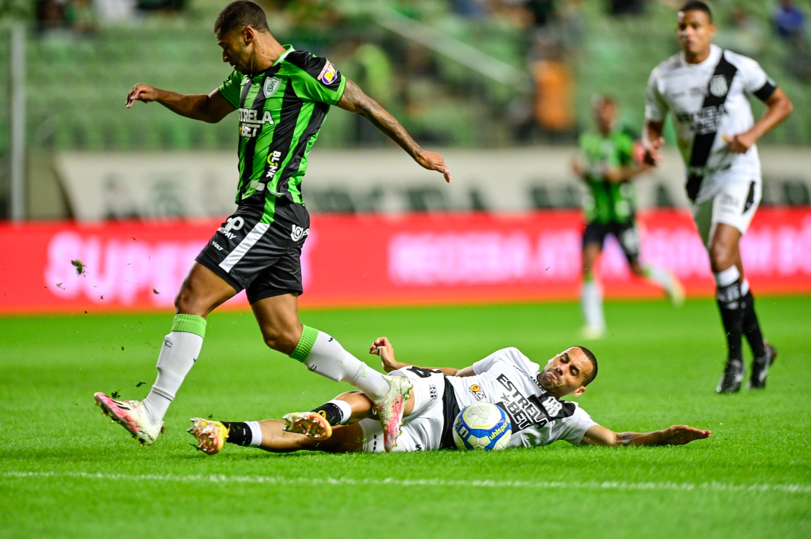 Com dois gols no início de cada tempo, Ponte Preta é derrotada pelo América-MG em BH