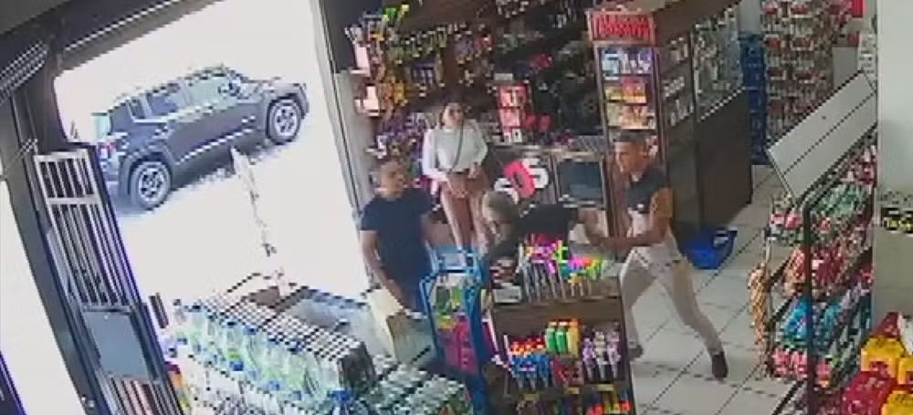 Briga entre vizinhos por conta de cachorro termina com arma apontada para cabeça