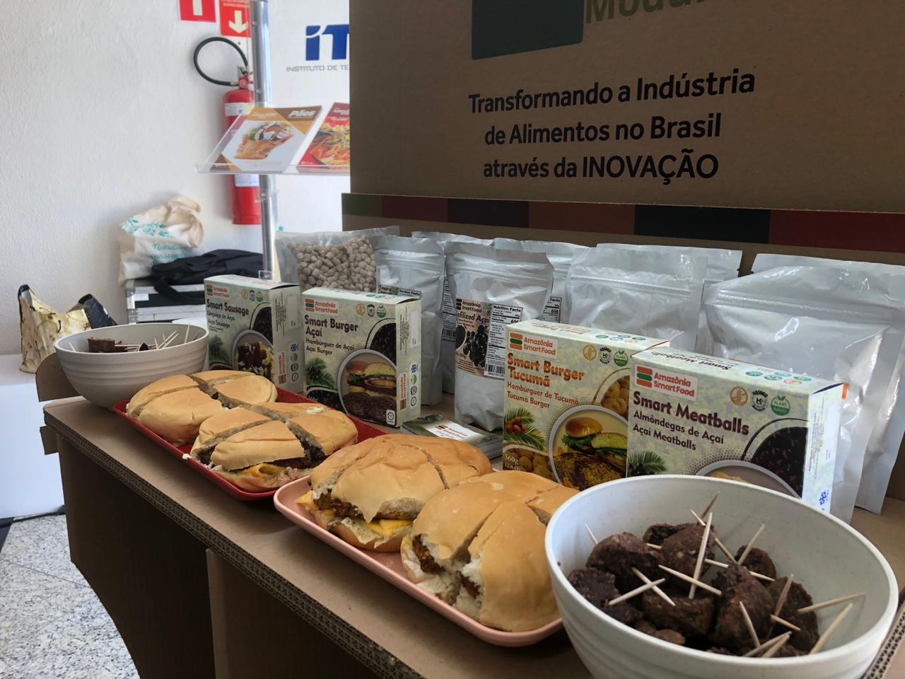 Hambúrguer de açaí e brigadeiro de grilo são destaques em feira que apresenta tecnologia de alimentos