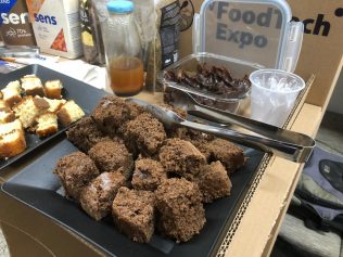 Hambúrguer de açaí e brigadeiro de grilo são destaques em feira que apresenta tecnologia de alimentos