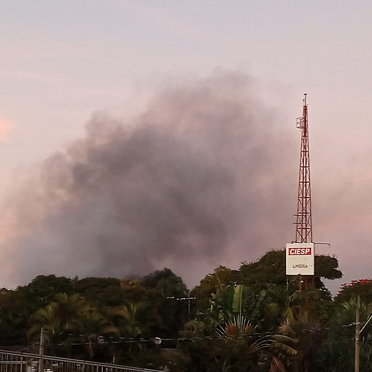 Incêndio atinge depósito de fábrica de plásticos em Limeira
