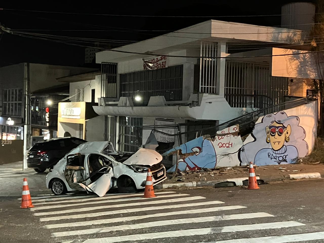 Jovem que saía da faculdade perde controle do carro e capota na Moraes Salles