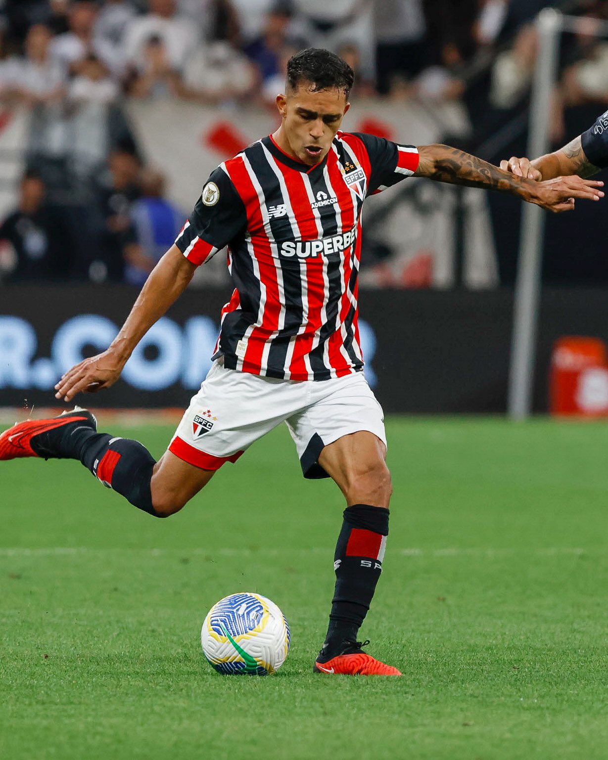 Lateral Igor Vinícius ganha regularidade e se firma titular do São Paulo
