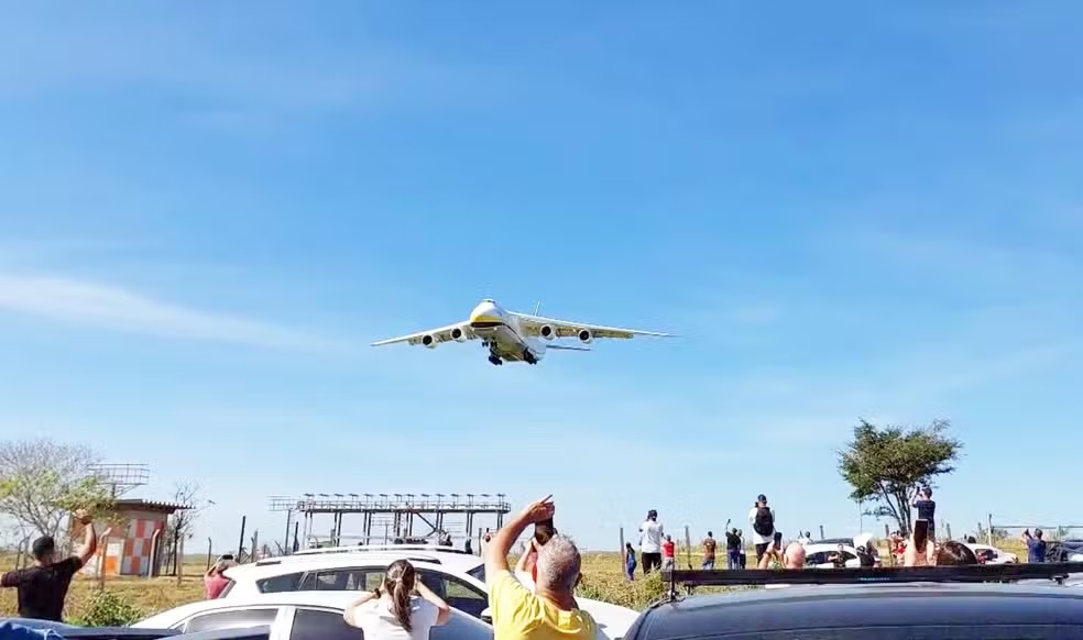 Maior avião de carga do mundo pousa no Aeroporto de Viracopos, em Campinas