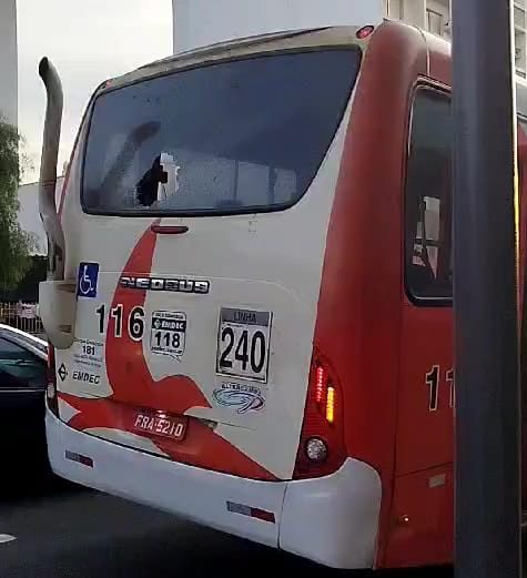 Motorista joga pedra em ônibus após discussão no trânsito e fere passageira 