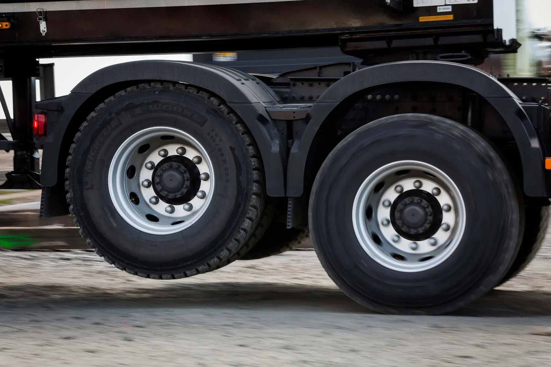 Rodovias do Tietê começa cobrança de eixo suspenso em 1º de julho